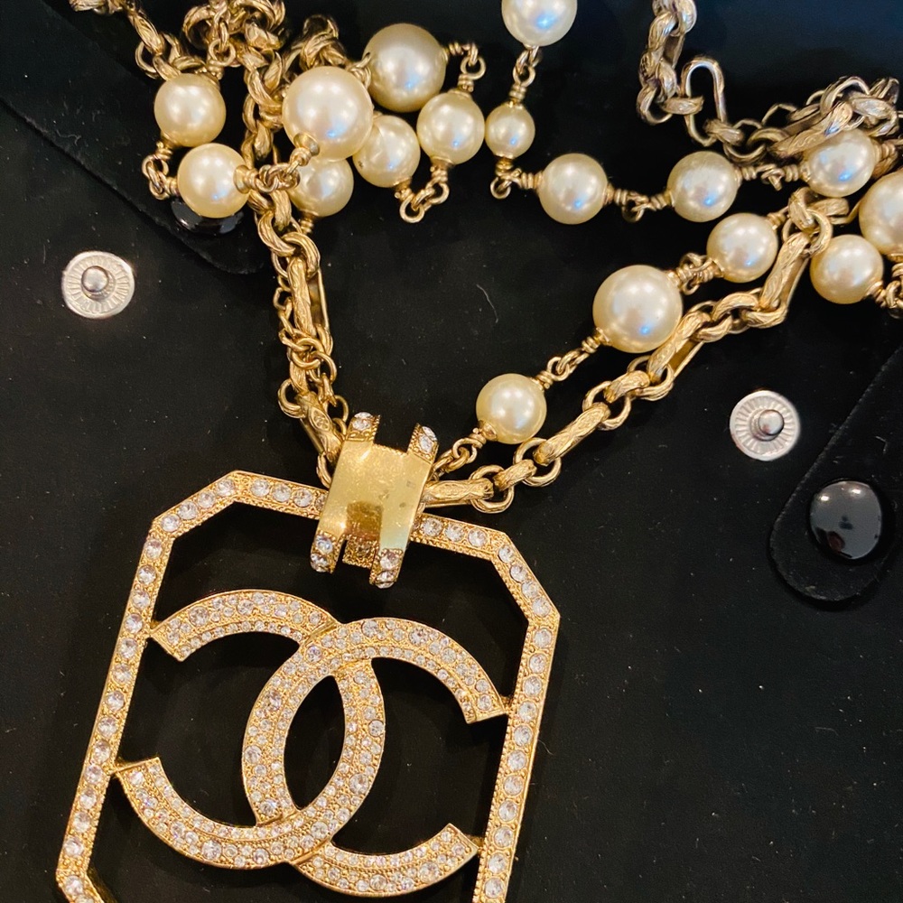 💓Sold💓Chanel medallion necklace with Pearl chain - Picture 7 of 7